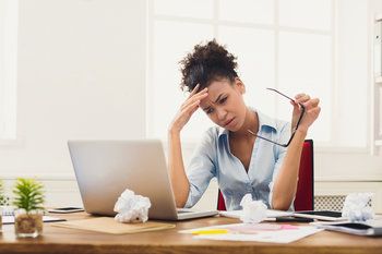 woman-frowning-computer