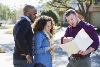 young_couple_buying_house