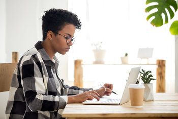 woman-computer-coffee